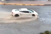 "Choáng" với siêu xe Lamborghini lội nước như tàu ngầm
