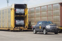 Ford F-150 chạy điện kéo 10 toa tàu nặng 453,5 tấn