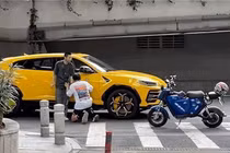 Thanh niên tông móp siêu xe Lamborghini Urus, quỳ xuống xin chủ xe