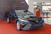 Toyota Camry mới giảm 25 triệu đồng, "đấu" VinFast Lux A2.0 