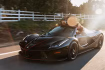 Siêu xe Ferrari LaFerrari Aperta triệu đô chở cây thông Noel