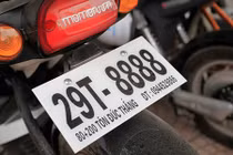 Xe biển kiểm soát “khủng” tung tăng khắp đường phố Hà Nội