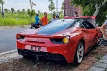 Video: Khoảng khắc chiếc Ferrari 488 GTB tai nạn "nát đầu" ở Hà Nội