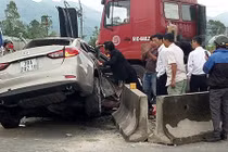 Mazda6 bị xe tải đâm nát bét, 6 túi khí không bung?