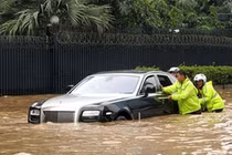 Lái ôtô trời mưa và những mẹo xử lý sự cố thường gặp