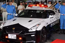 Đại gia tặng siêu xe Nissan GT-R tiền tỷ cho cảnh sát Nhật Bản