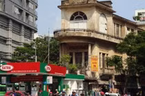 Nhà "vàng" 4 mặt tiền vốn đẹp nhất Sài Gòn đang xuống cấp 