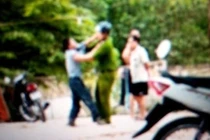 Nam thanh niên giật súng, đấm công an bị thương