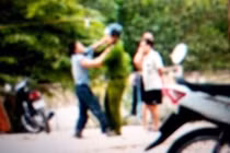 Nam thanh niên giật súng, đấm công an bị thương