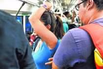 Trai Nhật tranh nhau mua bảo hiểm vì sợ bị tố...sàm sỡ