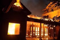 Ngôi nhà gỗ tiền tỷ bị thiêu rụi tài sản do thắp hương ngày Tết