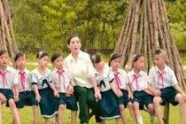 Ngưỡng mộ 2 sao Việt nổi tiếng nhận nhiều con nuôi nhất showbiz Việt hiện nay