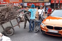 Hà Nội: Sedan BMW 3-Series tiền tỷ bị xe ba gác "đè bẹp" 