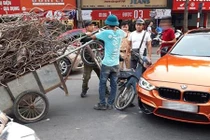 Hà Nội: Sedan BMW 3-Series tiền tỷ bị xe ba gác "đè bẹp" 