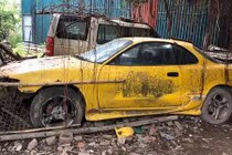 Dàn xe ôtô hàng khủng bị bỏ xó như "rác" ở Hà Nội 