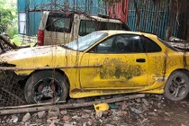 Dàn xe ôtô hàng khủng bị bỏ xó như "rác" ở Hà Nội 