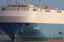 Tàu chở 3.800 xe Nissan bốc cháy trên biển Thái Bình Dương