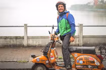 Cầm lái xe máy tay ga đi từ Italy đến Việt Nam