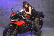 Nữ biker Tiểu Ái đọ dáng siêu môtô Aprilia RSV4 Factory 1100