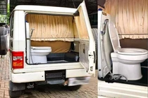Dân chơi Ấn Độ lại lắp bồn cầu trên xe SUV Mahindra Bolero