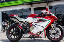 Siêu môtô MV Agusta F4 RC giá 1,35 tỷ trên phố Việt