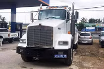 "Soi" siêu xe đầu kéo giá 22 tỷ đồng tại BOT Cai Lậy