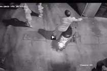 Truy tìm kẻ lạ mặt nghi dâm ô 2 bé gái trong đêm tối ở Hà Nội