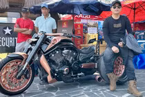 Harley-Davidson V-Rod 800 hơn triệu của Hoàng Kim Khánh được vợ tặng