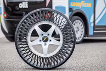 Xe ôtô buýt tự lái trong tương lai sẽ dùng "lốp không khí nén"