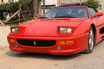 Siêu xe Ferrari F355 Spider nhập lậu xuất hiện ở Sài Gòn