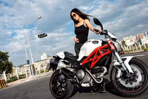 Mẫu Á cá tính chinh phục “quỷ nhỏ” Ducati Monster 796