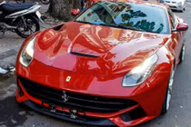 Xem “siêu ngựa” Ferrari F12 tại Việt Nam vật vã vào chuồng 