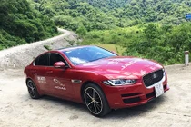 Cầm lái xế sang Jaguar XE hơn 2 tỷ tại Việt Nam