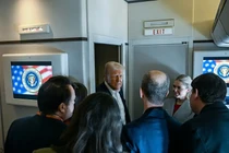 Ông Trump sa thải hàng loạt quan chức trong đêm gây bất ngờ