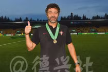 Dù giỏi HLV U19 Trung Quốc vẫn bị sa thải vì "xấu trai"