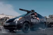 Gắn súng máy lên xe Toyota Prius “đốt” 4,2 tỷ đồng/phút