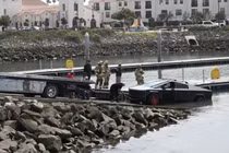 Chủ xe Tesla Cybertruck lao xuống sông test thử và cái kết "đắng"