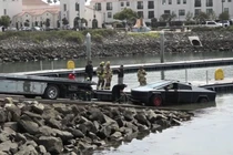 Chủ xe Tesla Cybertruck lao xuống sông test thử và cái kết "đắng"