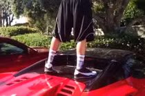 Cả mạng xã hội truy lùng kẻ "tè bậy" lên Ferrari 458 Spider