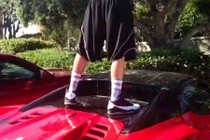 Cả mạng xã hội truy lùng kẻ "tè bậy" lên Ferrari 458 Spider