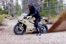 Ngạc nhiên xem sportbike Ducati 1199 Panigale off-road 