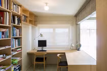 Căn hộ 115 m2 cải tạo với phòng làm việc bí mật