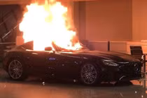Người biểu tình Mỹ “hóa vàng” siêu xe Mercedes-AMG GT