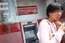 Ngân hàng Nhà nước chỉ đạo tạm dừng tăng phí ATM
