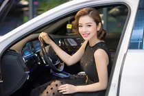 Jennifer Phạm “đọ sắc” cùng xế sang Mercedes giá 3,8 tỷ