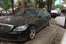 Xe sang Mercedes-Benz S63 AMG "bỏ xó" vỉa hè Hà Nội