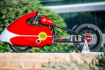 Dân chơi Dubai độ môtô giao pizza nhanh nhất Thế giới