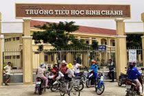 Sẽ kỷ luật hiệu trưởng, kiểm điểm cô giáo quỳ gối ở Long An