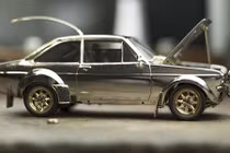 Cận cảnh xe Ford Escort làm từ bạc, vàng, kim cương