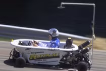 Xem dân chơi đua xe, đốt lốp bằng … “bồn tắm“